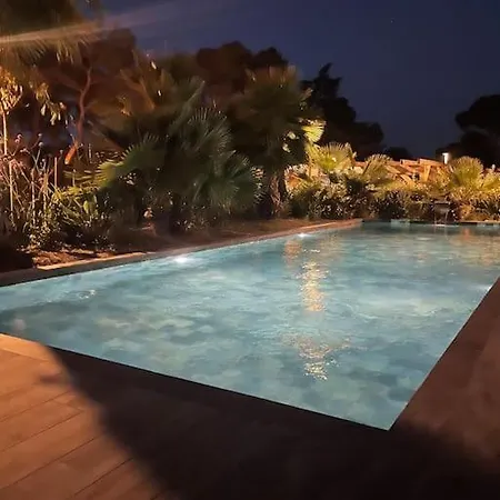 De Standing Avec Piscine Et A Pieds Lägenhet