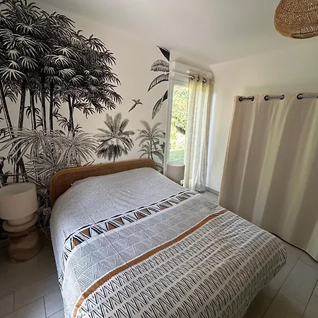 De Standing Avec Piscine Et A Pieds Lägenhet *